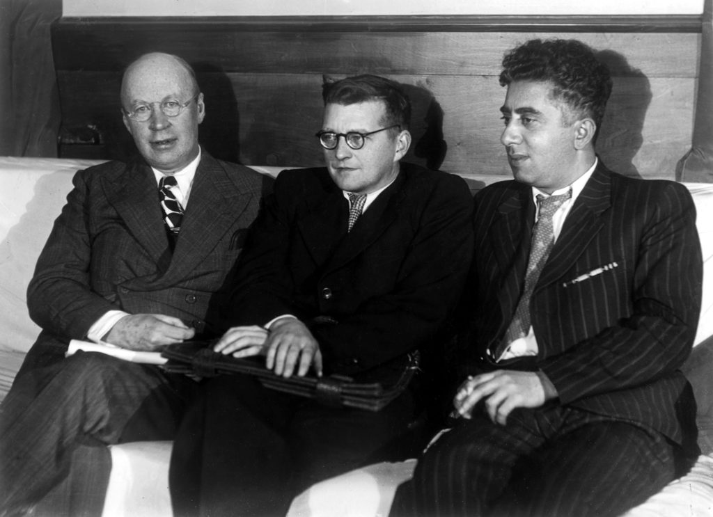 Dmitri Schostakowitsch (Mitte) mit seinen Komponisten-Kollegen Sergei Prokofjew (links) und Aram Chatschaturjan