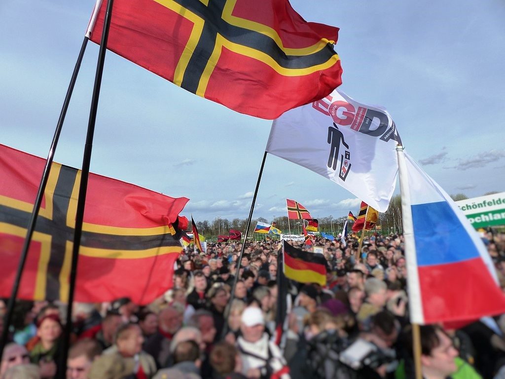 Wirmer-Flagge bei einer Pegida Demo